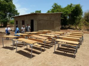 Mayo 2014 Construccion aula y pupitres escuela de Kabateguinda